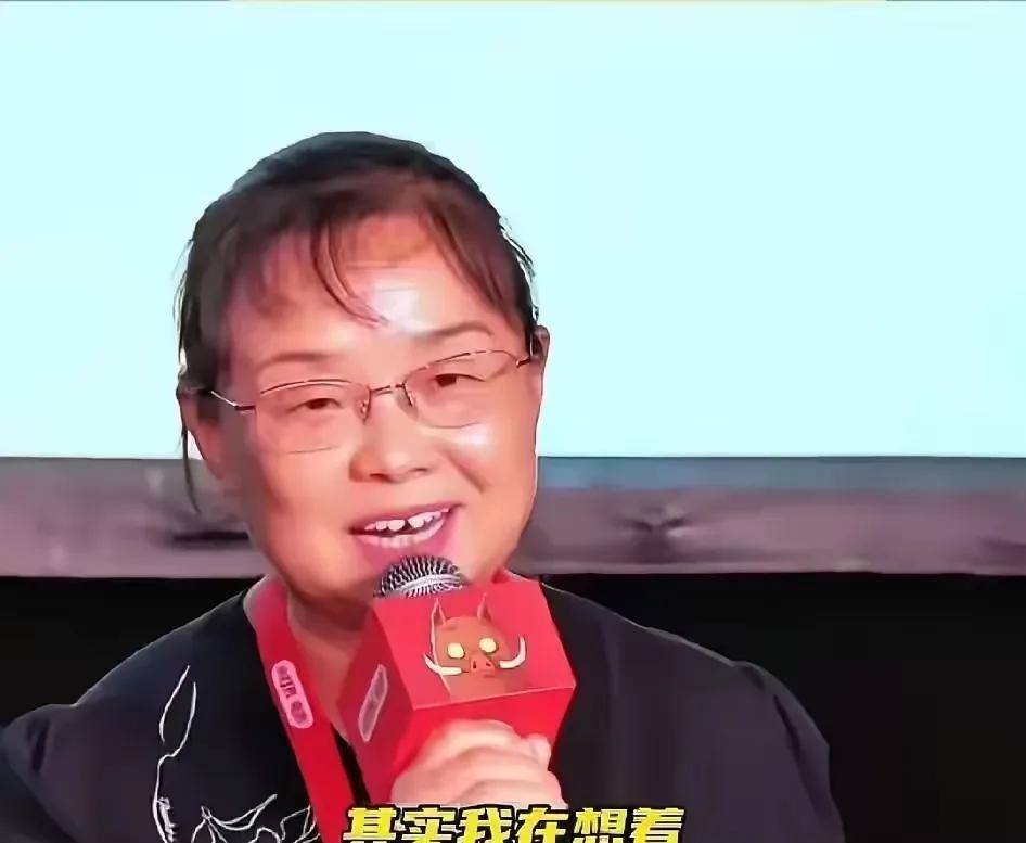 主办方请傅首尔跟苏敏同台去宣传电影估计是脑子抽抽了，傅首尔的家庭是女主外离的婚，