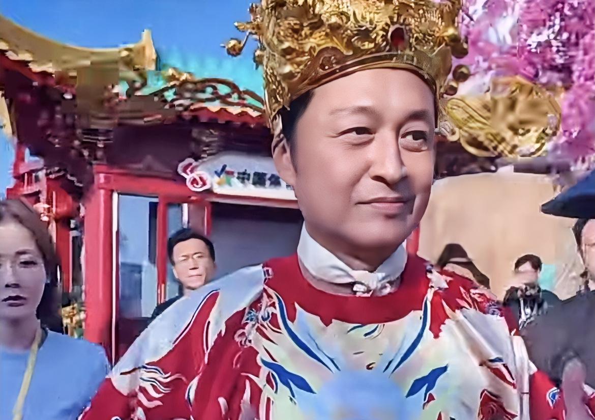 现年63岁的马景涛还在不同的景区打工。
可怜天下父母心，
明星也不外乎如此。
想