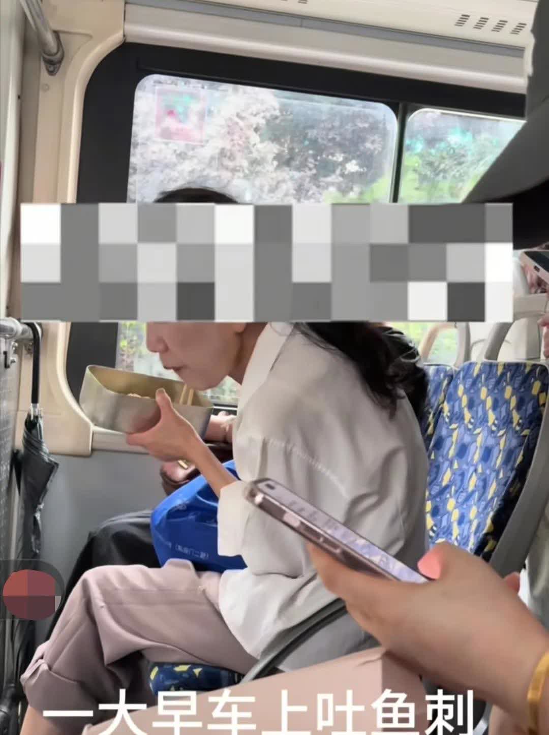 7月21日，辽宁大连。女子在公交车上旁若无人的享用“美食”，鱼刺就直接吐地上了。