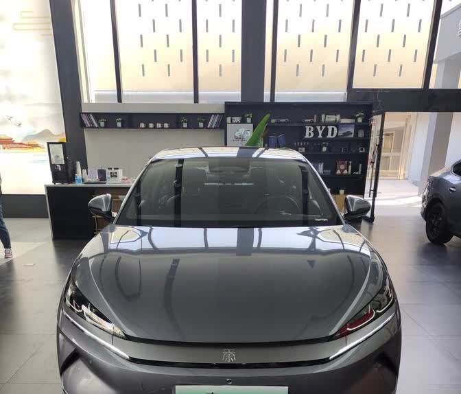 昨天抽空去4S店逛了逛，瞄了一眼中意的秦L EV。

试驾一圈下来，有几个点