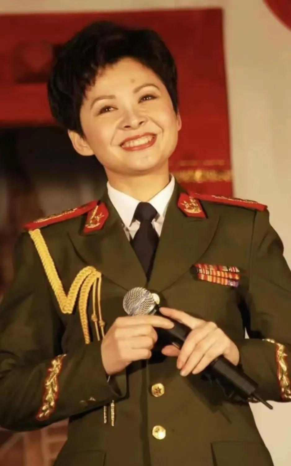 董文华，1962年生于辽宁沈阳，中国著名女高音歌唱家，国家一级演员。她15岁进入