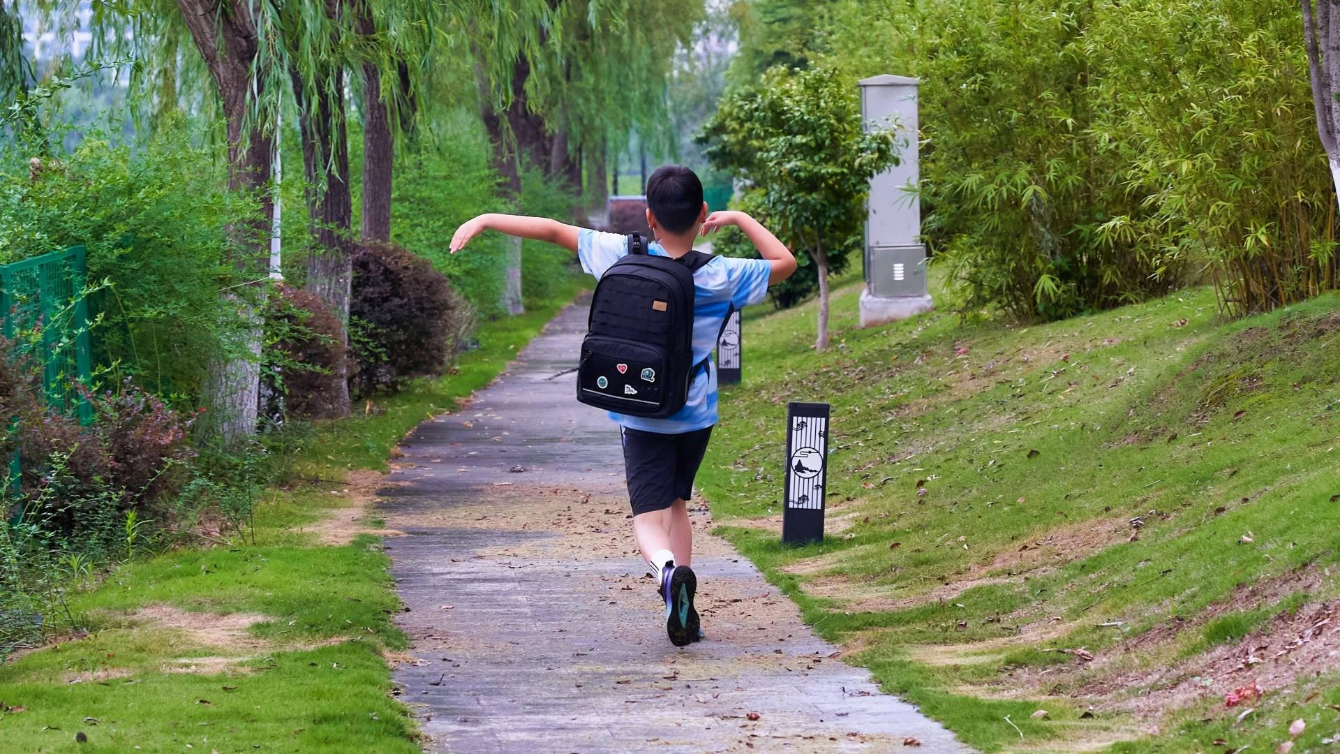 初高中生书包怎么选？一篇文章教会你！GMT护脊书包，减重空间大、跑跳不晃肩