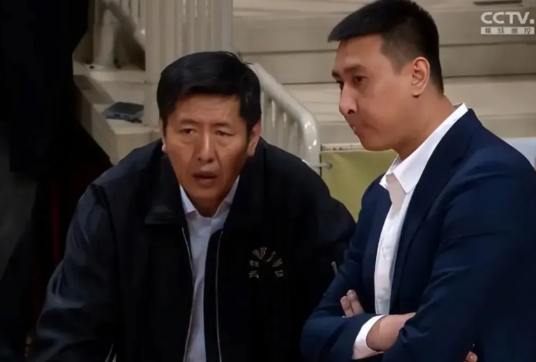 不是我黑丁伟！
他以前执教过浙江，新疆，同曦，北控、广州，山西，山东…
如今又重