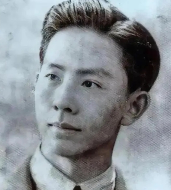 
1948年，一名共产党被捕，为了保命，他主动交代了一份12人的名单。特务们大喜