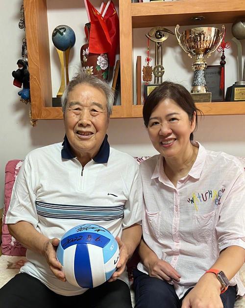 曾以“铁榔头”之名震撼排坛的郎平，虽历经首段婚姻的遗憾，却在56岁时邂逅文物鉴定