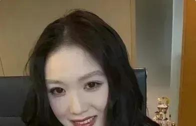 这样的事儿匪夷所思。
一个知名大律师办的律所，竟然招了一个没有律师证的骗子，在网