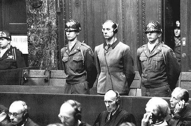 1945年，纽伦堡皇宫大楼里坐着四国法官，美国检察官罗伯特·杰克逊翻开起诉书，