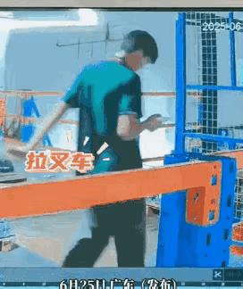 这样的人还是在家待着吧，哪也别去，啥也不干，出去就有危险，因为他眼里只有手机，没