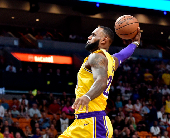 詹姆斯打的真有那么差？
人得服老，也没啥好说的，打完这个赛季好聚好散，湖人的目标