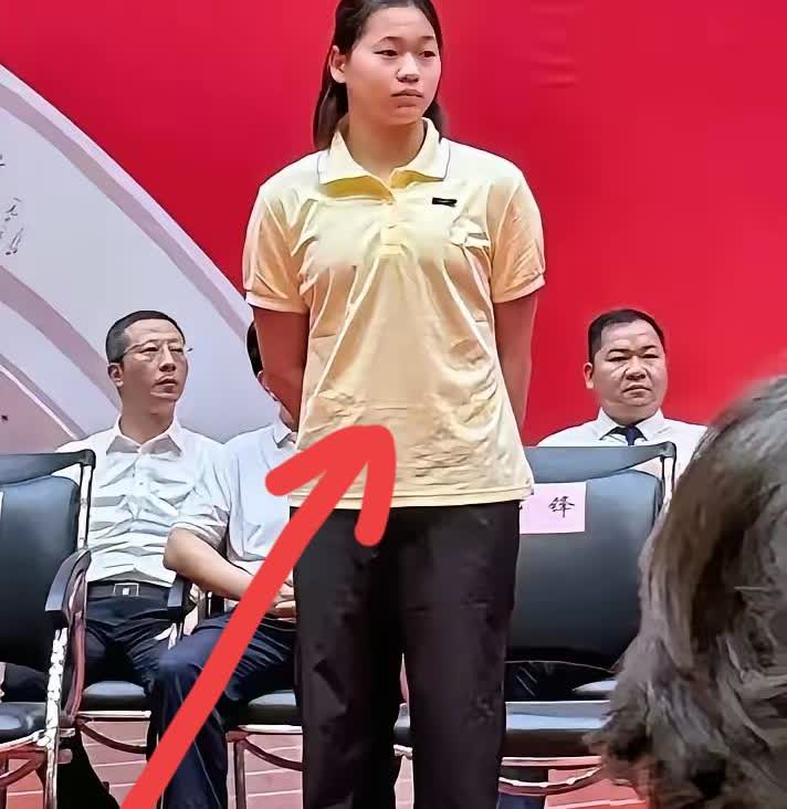 比起一次跳水失误，
比起一次错失冠军，
更让全红婵心痛的可能就是
生长痛了
