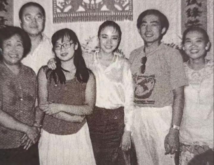 1989年，宋丹丹和前夫英达与友人们的一张温馨的合影，婚姻持续了8年