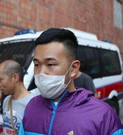 港媒报道：当年咬断港警手指的“乱港”暴徒，如今出狱还想跑英国读法律？做梦去吧！