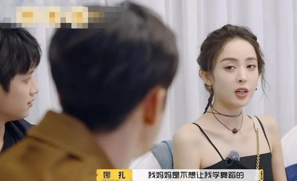 古力娜扎：“小时候，我妈妈是不想让我学舞蹈的，然后我爸非要让我去，他们就说你要去
