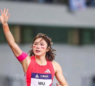 吴艳妮首夺亚洲大赛奖牌！
在韩国龟尾田径亚锦赛女子100米栏决赛里，她带伤上场，