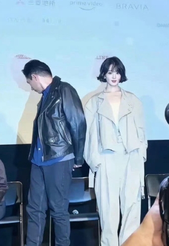 这真的是赵丽颖吗？脸好小好美，就是这身衣服咋显的壮壮的感觉。