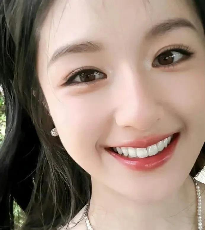 李兰迪，这姑娘真是越看越让人喜欢！
她有美貌:有那种阳光氧气感，甜而不腻！
不是