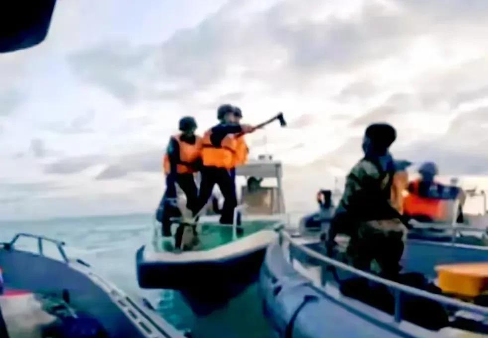 央视今天首次曝光：中国海警拖离菲仁爱礁侵权船只！
先是八一建军节，央视《攻坚》专