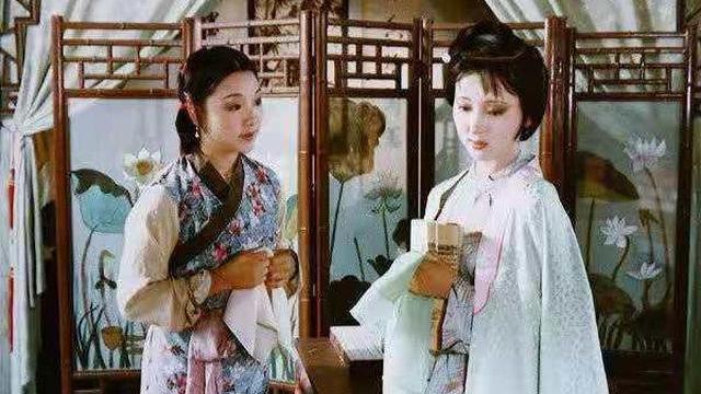 林黛玉教香菱学诗的场景为何写得如此细致？如今才明白，薛宝钗那时是真的不愿相授！