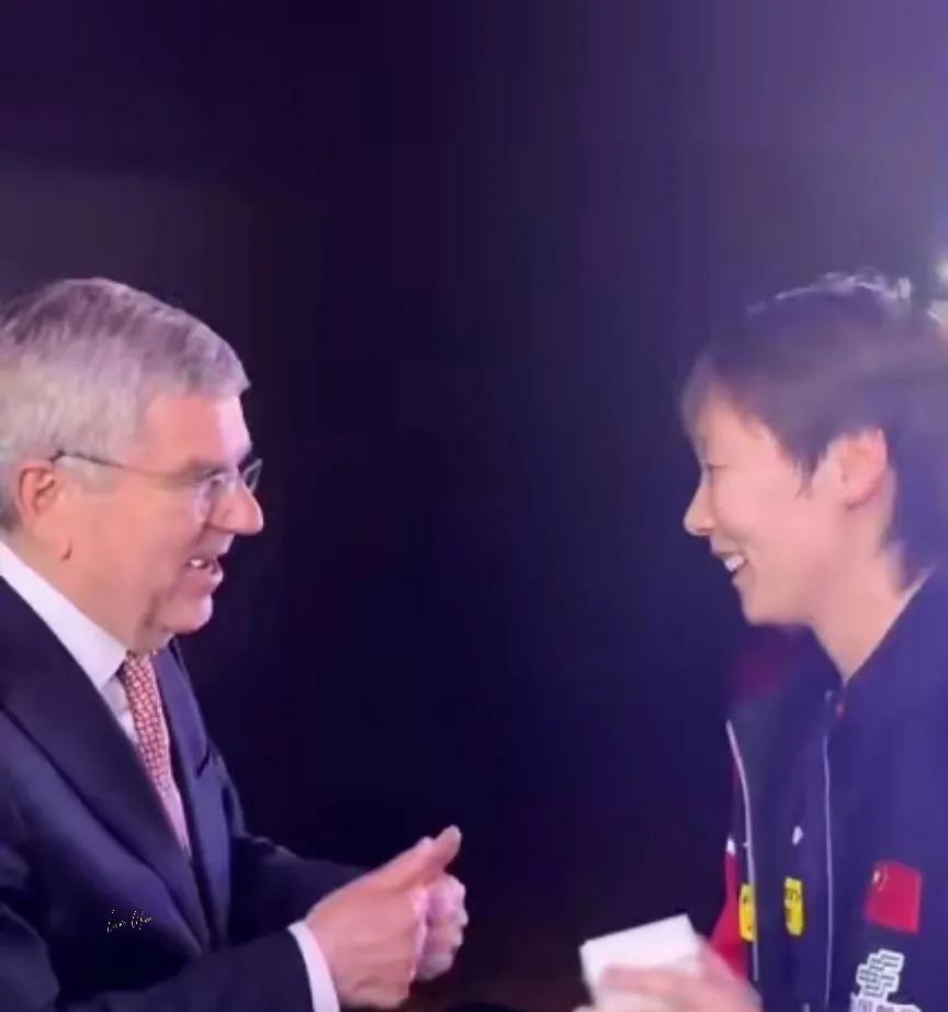 巴赫满场追着王曼昱送礼物的样子，直接把人萌翻！
这哪是国际奥委会主席，分明是曼昱