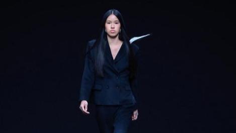 张庭女儿惊艳上海时装周！完美继承妈妈美貌，混血黑美人气场全开