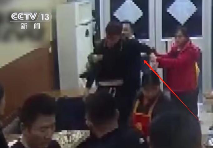 山东淄博，有个饭店，女老板张女士勤勤恳恳经营着。当天晚上店里来了个醉醺醺的男顾客
