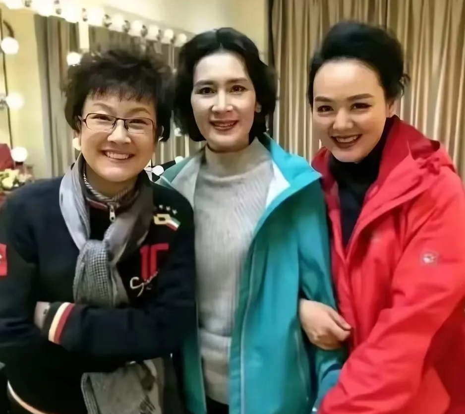 三位老美女同框，只认出了气质闪闪发亮、笑容温暖亲切的宋春丽与眉眼如画的央视主持人