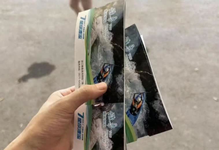吵翻了！浙江桐庐，一女子去景区漂流时手机落水，后发现被附近一男子打捞走了，上前索