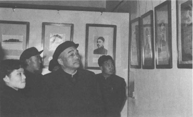 1958年，彭德怀参观南昌起义纪念馆，左二为郑文翰，右一为景希珍。郑文翰是跟随彭