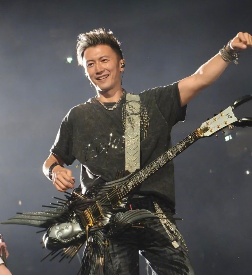 谢霆锋时隔20年才开演唱会，
原因找到了！
不是因为他缺钱了，也不是他的锋味做不