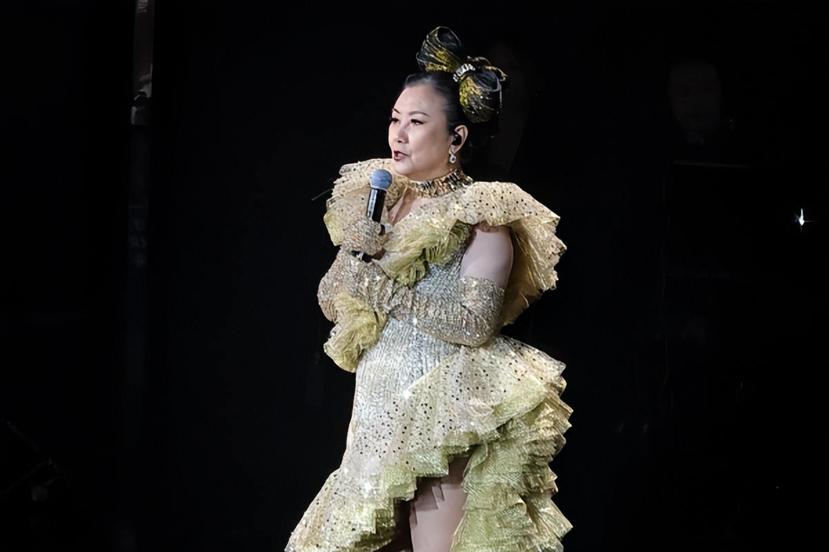 78岁汪明荃路都走不稳还开演唱会，被吐槽“割韭菜”。
 
没有什么好吐槽的，买票