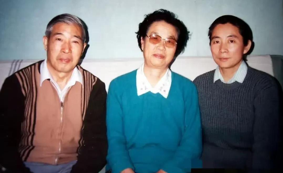 90年代，林豆豆的生活照，一生无儿无女，回到北京后享正处级待遇
林豆豆旁边的这两