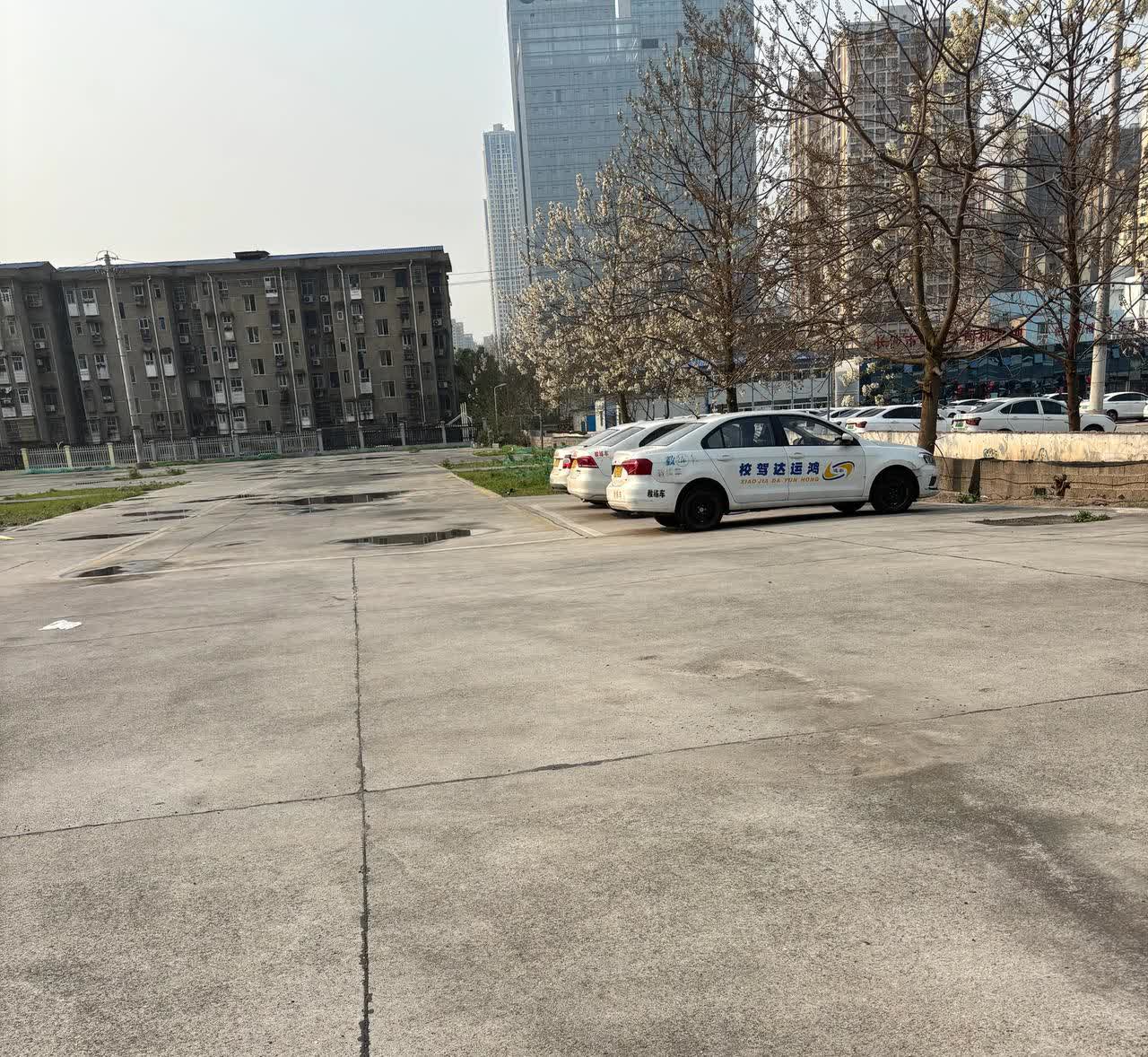 怎么感觉整个练车场就我最勤劳，一天不落的来练车，每天早早就来等教练，也对，别人都