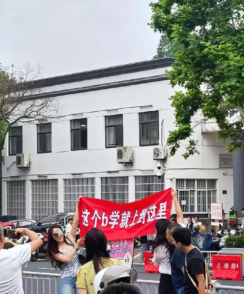 这种家长就不配出现在学校门口，污染空气了！孩子们在学校门口，他们的家长却在做着令
