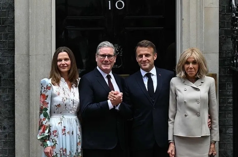 不计前嫌？法国总统与英国首相在唐宁街10号合影了，这是八年来首次。

自2008