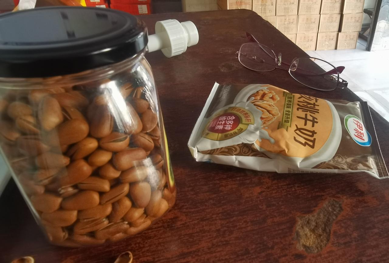这是一张再普通不过的照片，却一直没舍得删。父亲年龄大了，他可能不再是女儿背后的大