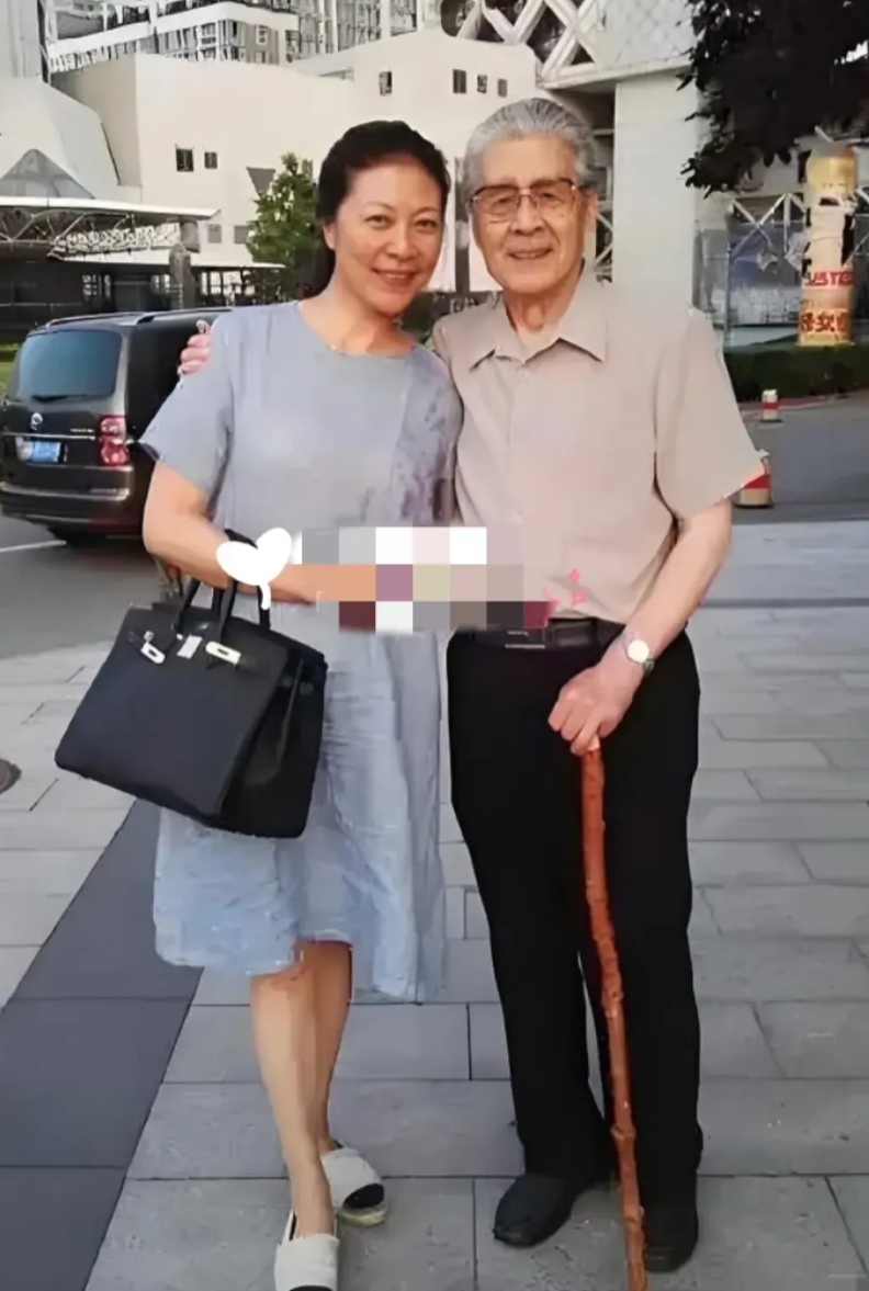 认识这两位的人，都是爷爷奶奶级别的人了
