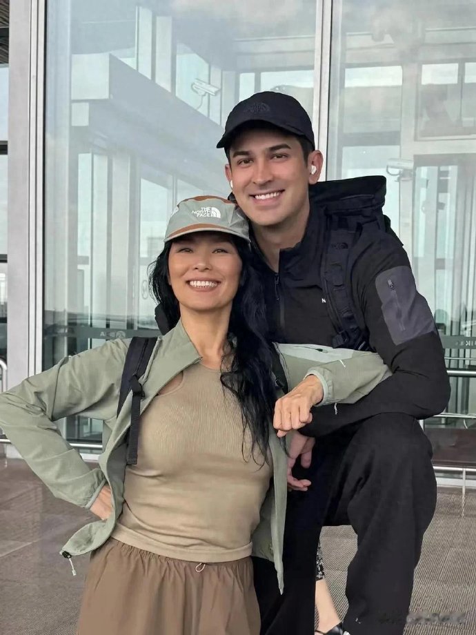 韦唯带小儿子游新疆,，1米9混血帅哥帅过男明星， 母子同框像“姐弟”！

