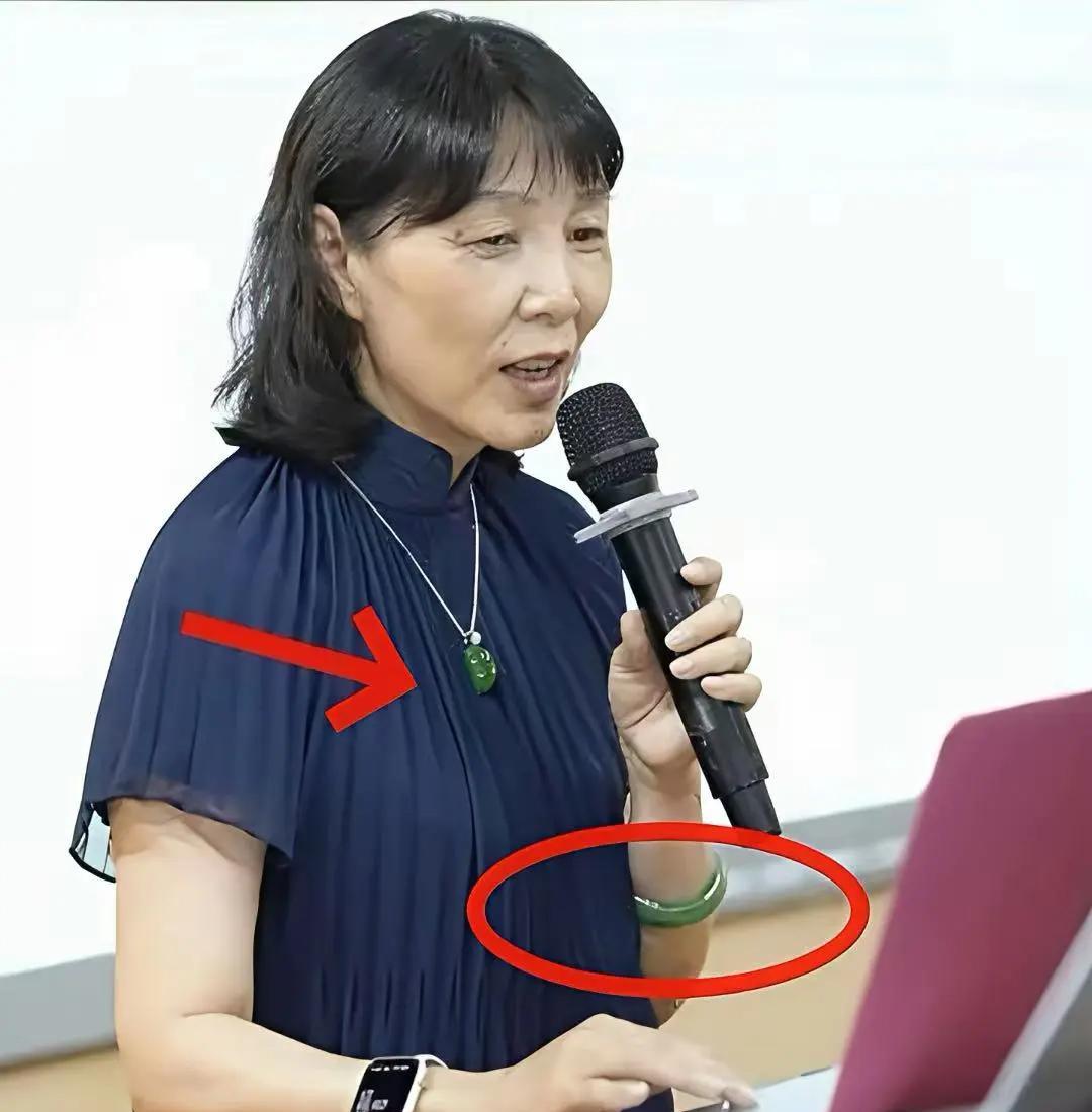 发现没，杜建英很喜欢“买玉”[发怒][发怒]
每次出席公开场合，都必不可少，
手