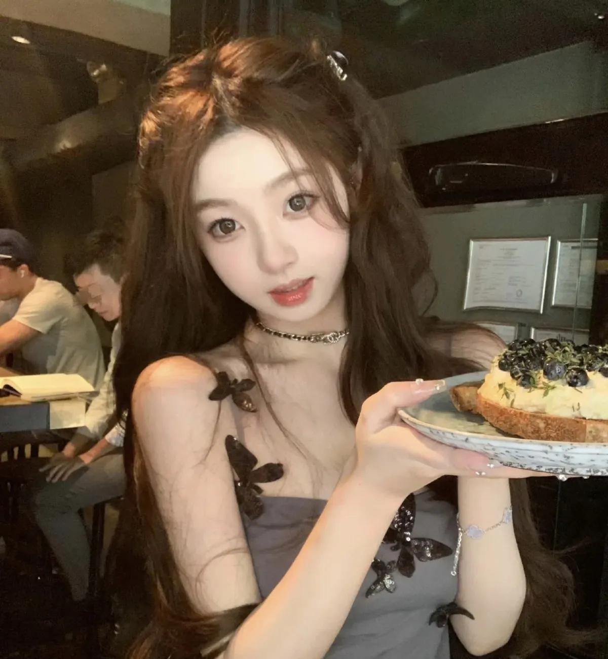 总觉得懒懒有点不对劲
她明明才20多岁
结果身上的这种“味道”根本掩盖不住！那就