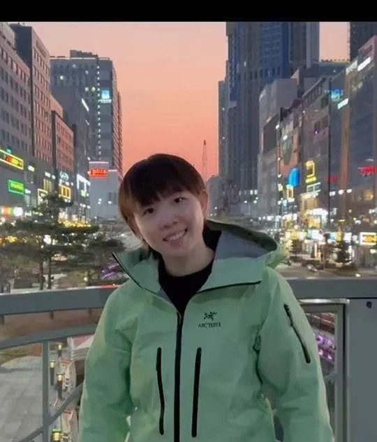 瞬间理解朱雨玲了，

为什么会夺得冠军，

不是因为她是大学的副教授，而