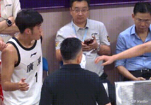 在广东全运会与新西兰热身赛时，刚刚从国家队回来的徐昕立马就参加了比赛。
可以看到