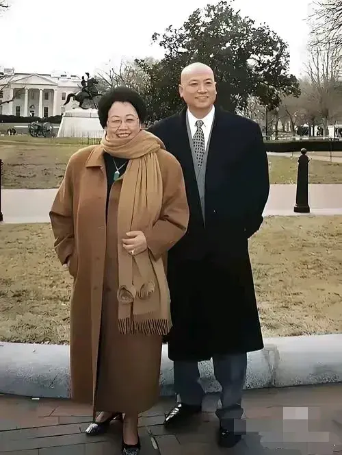 陈丽华的遗嘱和深情！

这位攒下百亿商业帝国的传奇女性，她的遗产咋分，不光关系到