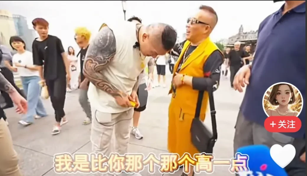 馆长中国行，姿态放的真低，完全没有了往日在台湾的那种桀骜不驯。

馆长遇到粉丝送