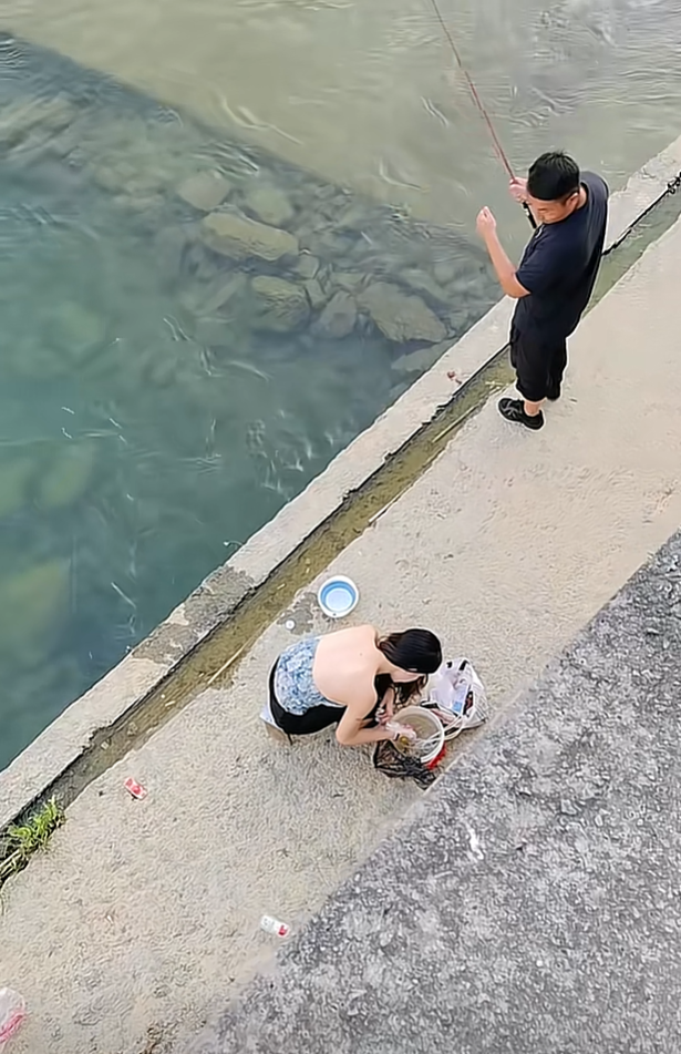 就爱看钓鱼，有时候看一天都可以