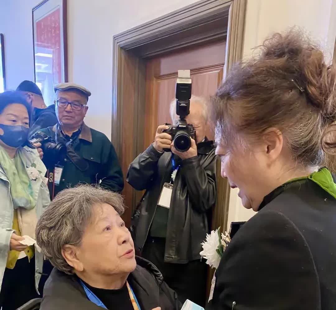于洋告别仪式今天举行，这些细节让人不得不感慨，于洋老师真的是影视界的一代宗师。
