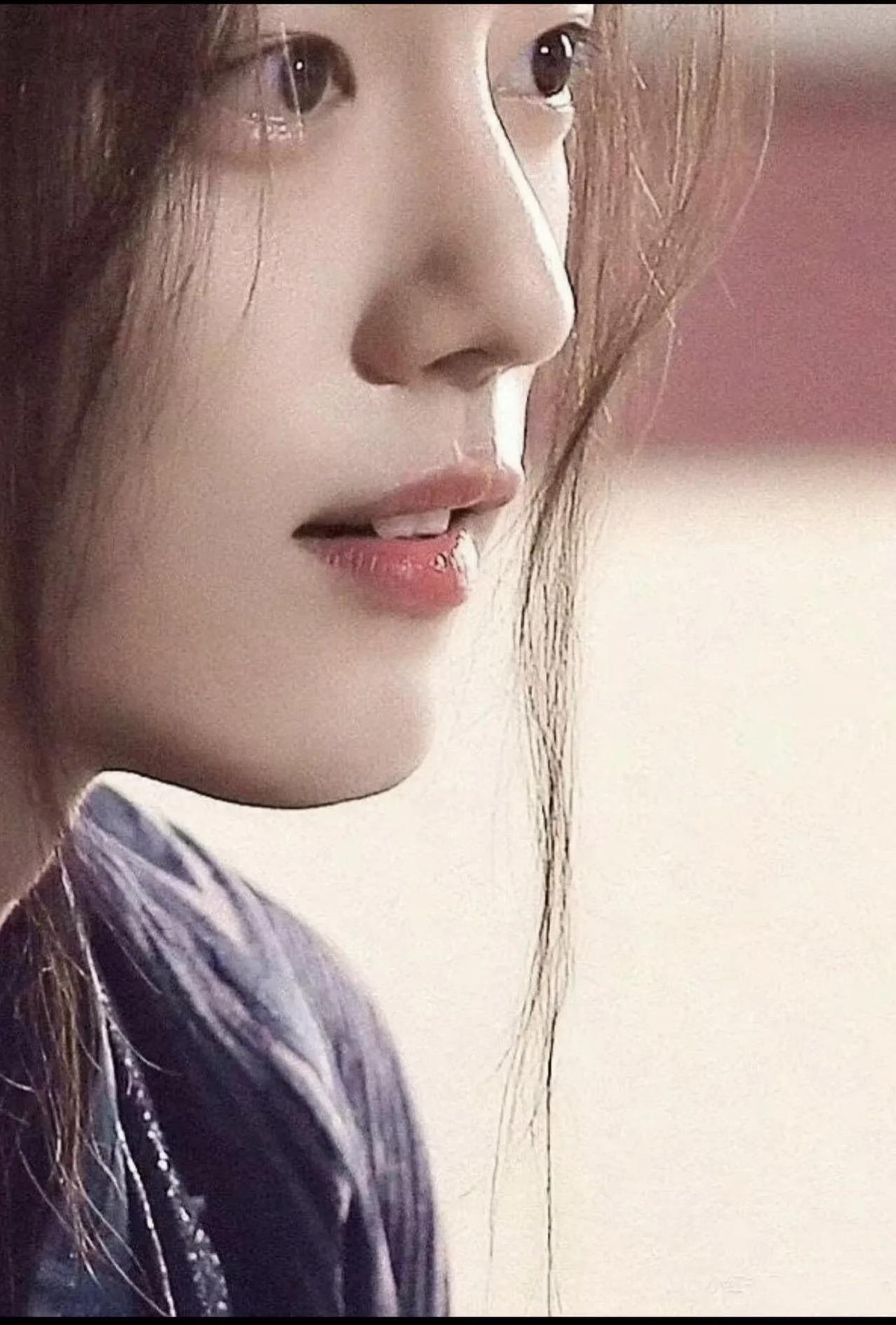天呐，这图里的肖战也太好看了吧！长得是真漂亮，但一点不娘，脸上线条特硬朗，透着股