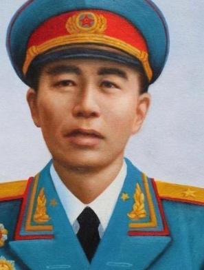 1970年，开国少将贺健去军营看望儿子时，却被哨兵拦在门口，贺健没有为难哨兵，而