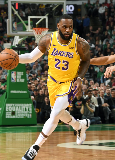 詹姆斯的运球就是妥妥的历史顶尖级别，詹姆斯基本不做拜佛、山姆高德*这些炫酷的街球