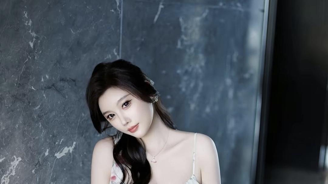 她的气质，宛如山间清泉，清澈透明，纯净得不含一丝杂质。