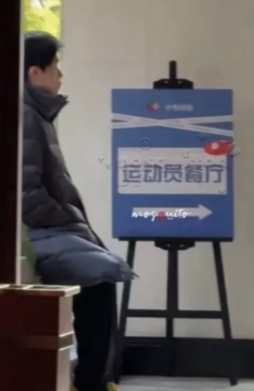 俺们酸甜就是永远能闭环
原来当时海南穿羽绒服是因为那边风大晚上放烟花吹感冒了哈哈